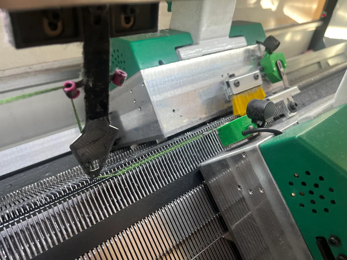 Strickmaschine bei der Arbeit